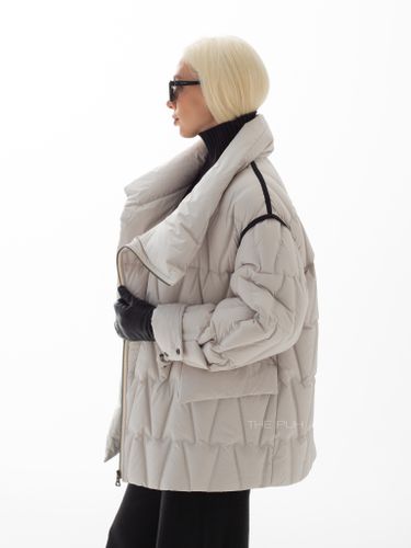 Удлиненный пуховик бежевого цвета на косой молнии