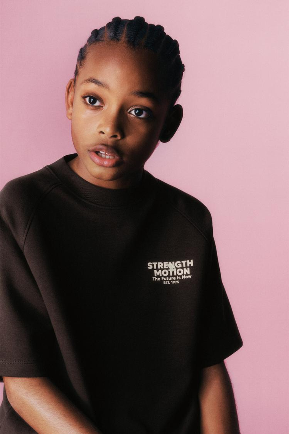 ZARA КОМПЛЕКТ ИЗ ФУТБОЛКИ И ШОРТОВ-БЕРМУДОВ ИЗ ТКАНИ ИНТЕРЛОК С НАДПИСЬЮ, ШОКОЛАДНЫЙ