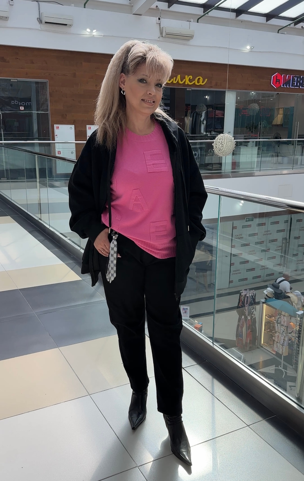 Бомбер-жакет со стразами в черном цвете