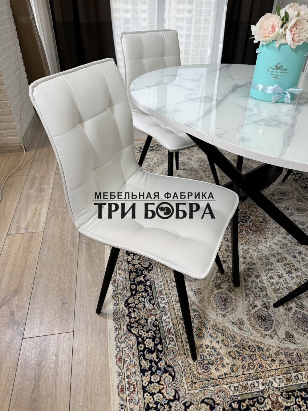 Круглый стеклянный раздвижной стол "Серый мрамор 262" и стулья "ГУЧИ" белый