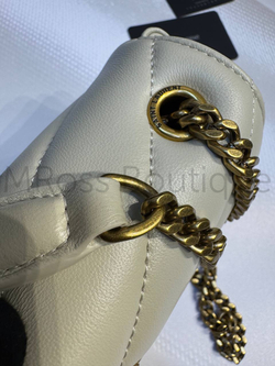 Женская сумка Yves Saint Laurent Small Loulou Matelasse молочного цвета маленькая