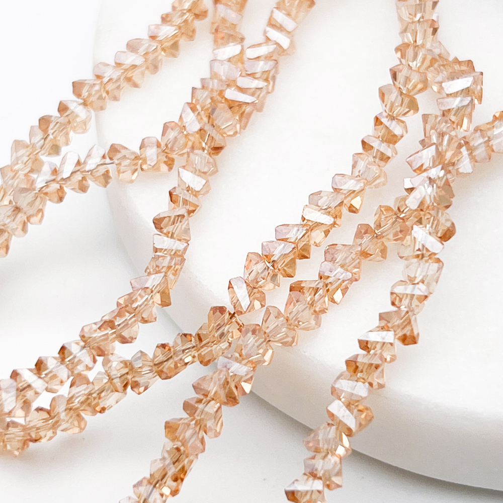 Бусина Треугольник, стекло, цвет абрикосовый, размер около 3*4 мм, цена за нить 32 см