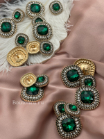 Пуговицы Квадрат золотые зеленые (изумрудные) со стразами и косичкой