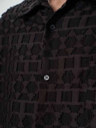 Черная рубашка с фактурным узором