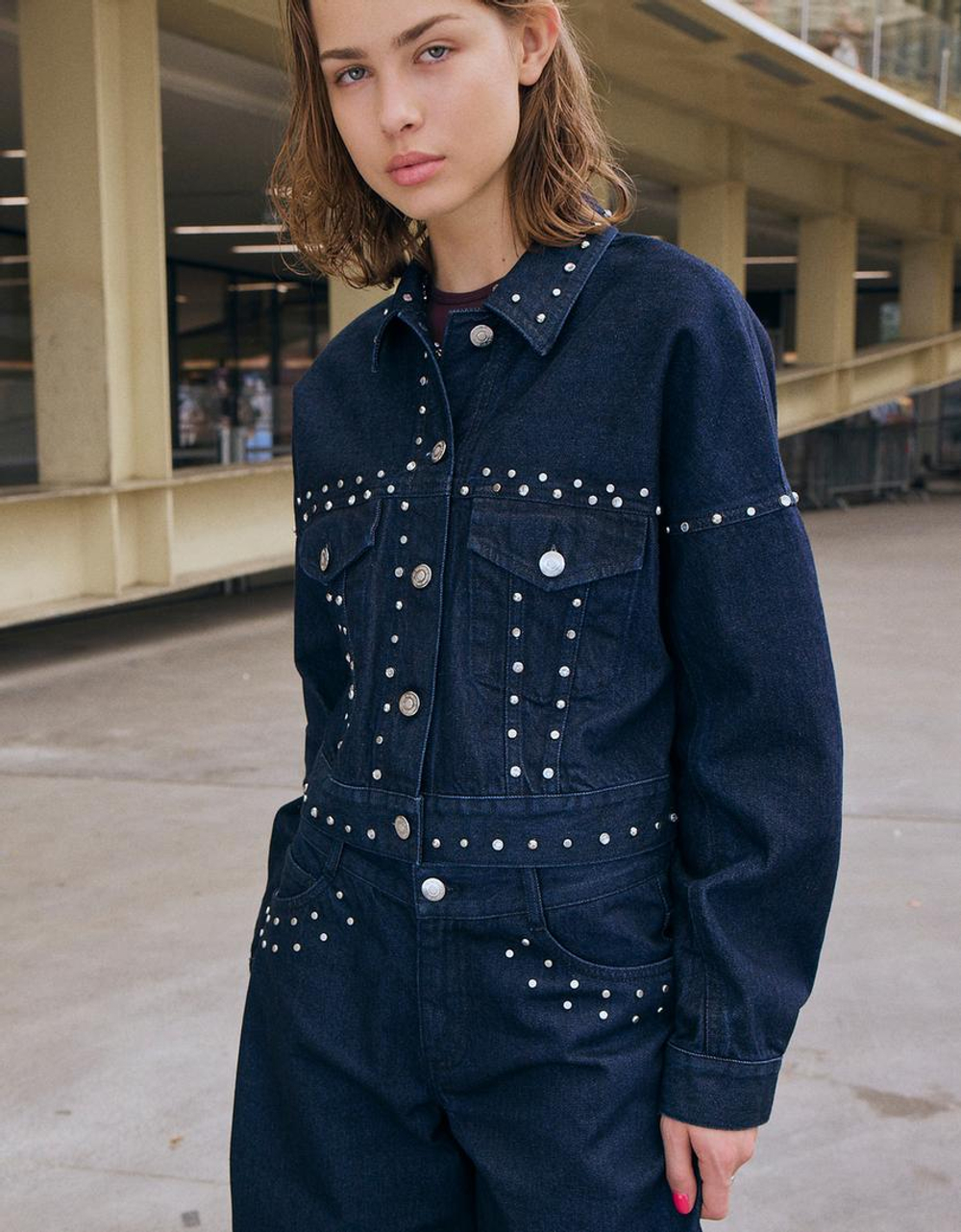 BERSHKA Укороченная джинсовая куртка с заклепками, темно-синий