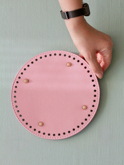 Донышко для вязания сумок и корзинок (круг 19 см, цвет розовый) / Круглое донышко с ножками для вязания сумки, шкатулки, коробки 19 см