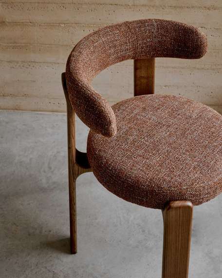 Стул Granite на 4 ножках из коричневого шенилла и массива ясеня в отделке орех