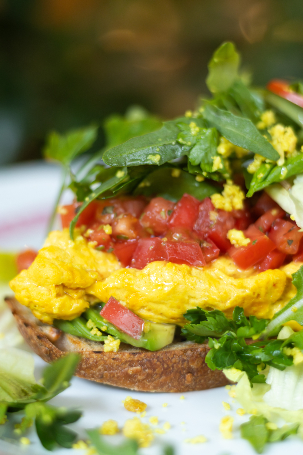 СКРЭМБЛ-ТОСТ С АВОКАДО И ТОМАТАМИ new