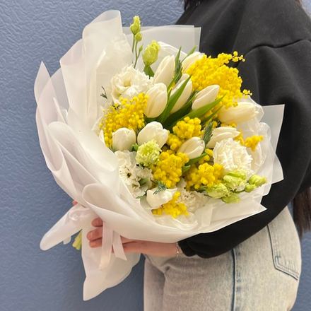 Весенний букет с белыми тюльпанами и ароматной мимозой