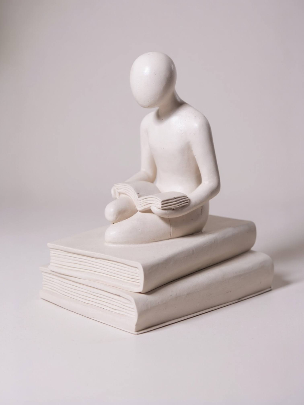 Статуэтка Читающий человек Чтец