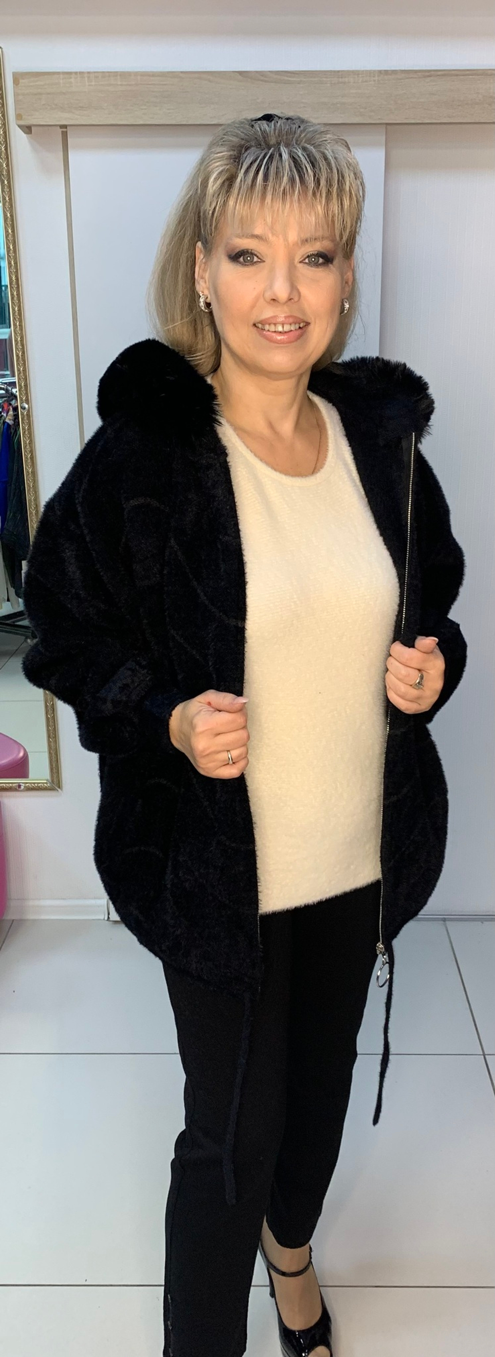 Черный жакет-куртка из альпака с капюшоном