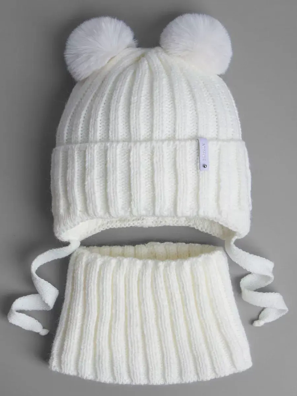 Шапка детская вязаная с помпонами и снуд