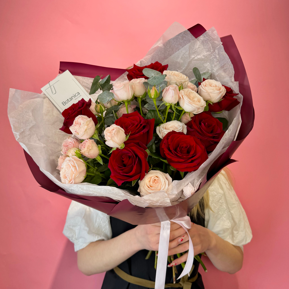 Авторский букет с розой Эксплорер и кустовой пионовидной розой Бомбастик 240220263