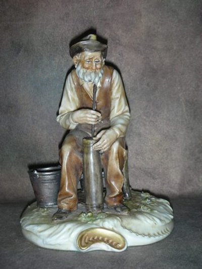 Статуэтка. Фарфор. Домашняя работа. Capodimonte. Италия