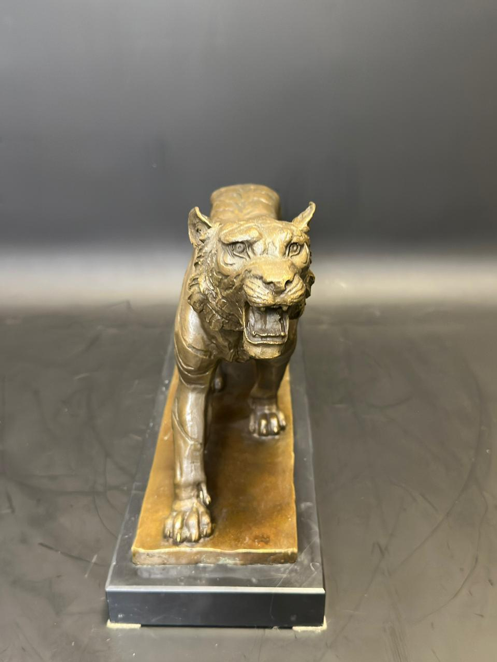 Бронзовая скульптура «Идущий тигр»