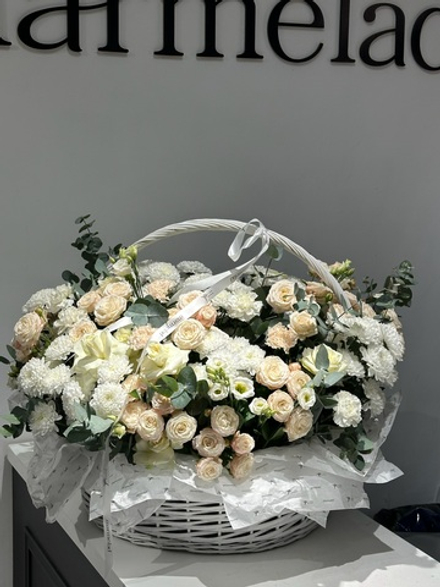 Гранд корзина из кустовых пионовидных роз, хризантемы, эвкалипта и лизиантуса