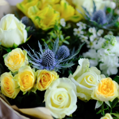 Купить Букет #491 с белыми розами и маттиолой