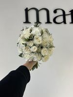 Свадебный букет из диантусов, эвкалипта, кустовых пионовидных и одноголовых роз