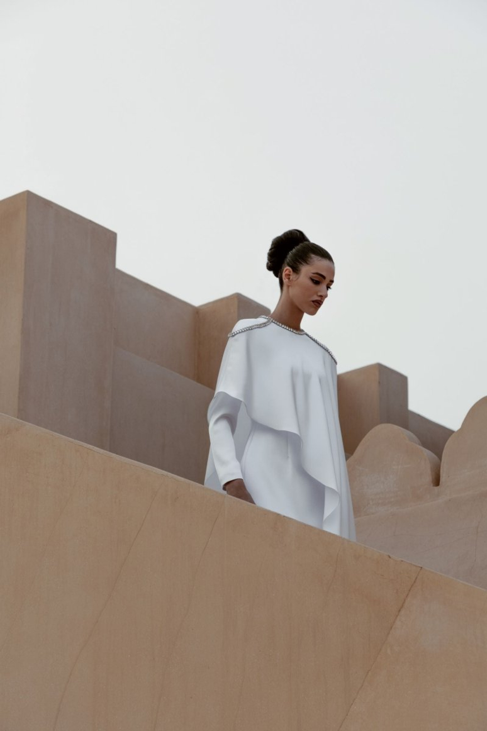 Платье макси из сатина объемное с вышивкой на плечах