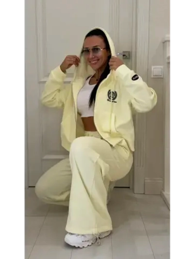 Спортивный костюм на весну с капюшоном