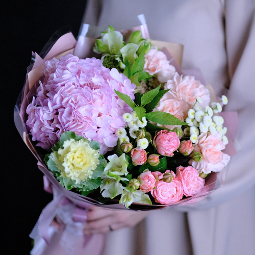 Купить Нежный букет с гортензией и пионовидными розами #621