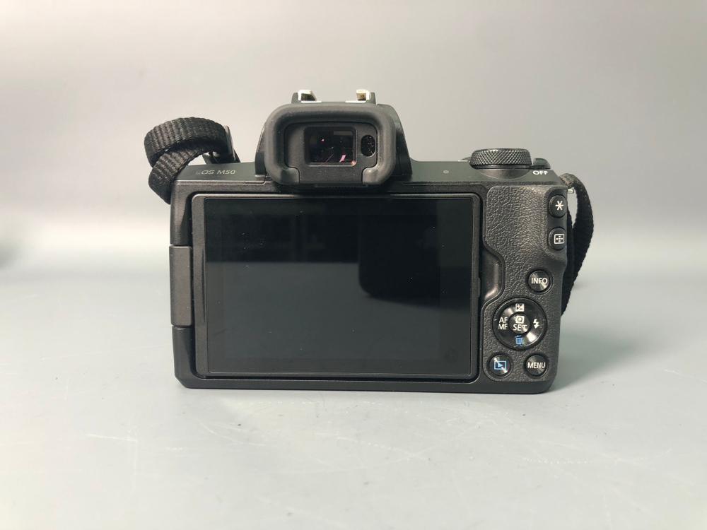 Canon EOS M50 Kit 15-45mm STM, 1000 кадров пробега.