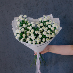 159. Воздушный стойкий моно-букет с хризантемой сантини