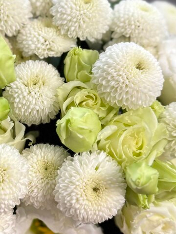 Букет невесты и бутоньерка в белой гамме