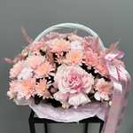 Композиция в корзине с французскими розами и персиковой хризантемой