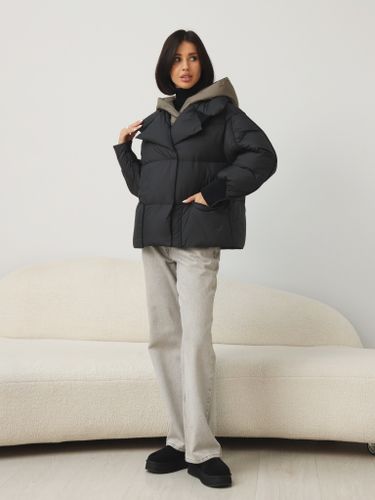 Черный укороченный пуховик с капюшоном цвета хаки