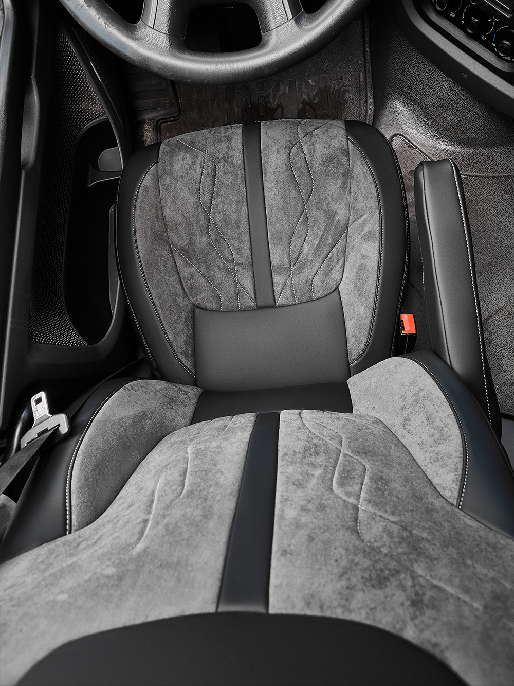 Чехлы Люкс DAF XF 106 (экокожа, черный цвет, серая вставка)