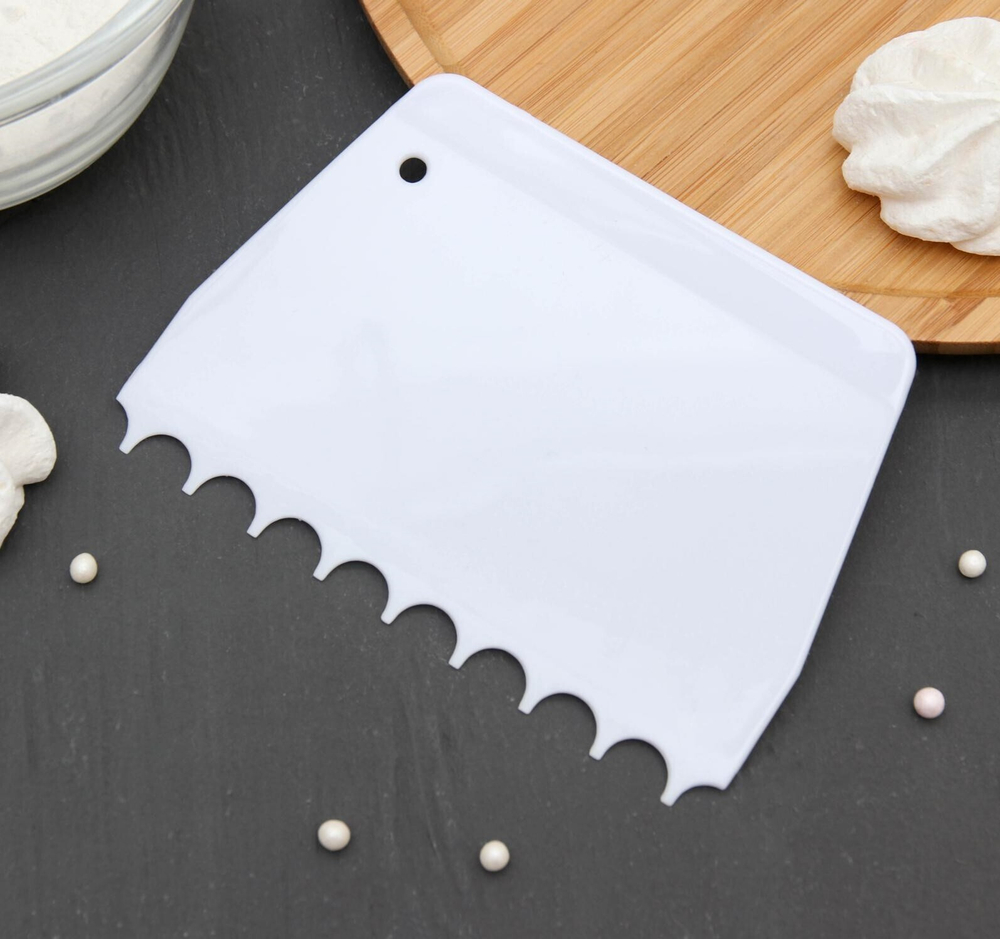 Шпатель пластиковый волны 13.5 см.