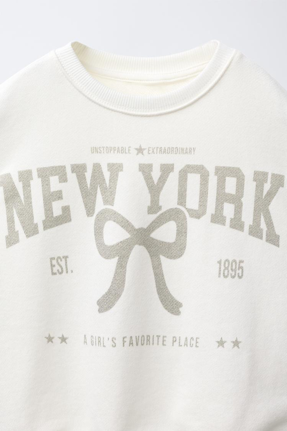 ZARA ТОЛСТОВКА С БЛЕСТЯЩИМ ПРИНТОМ ГОРОДА, ЦВЕТ ЛЬДА