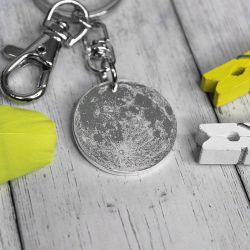 Серебряный брелок Луна с гравировкой на заказ