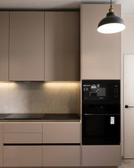 Угловая кухня с эмалевыми фасадами и фурнитурой Hettich