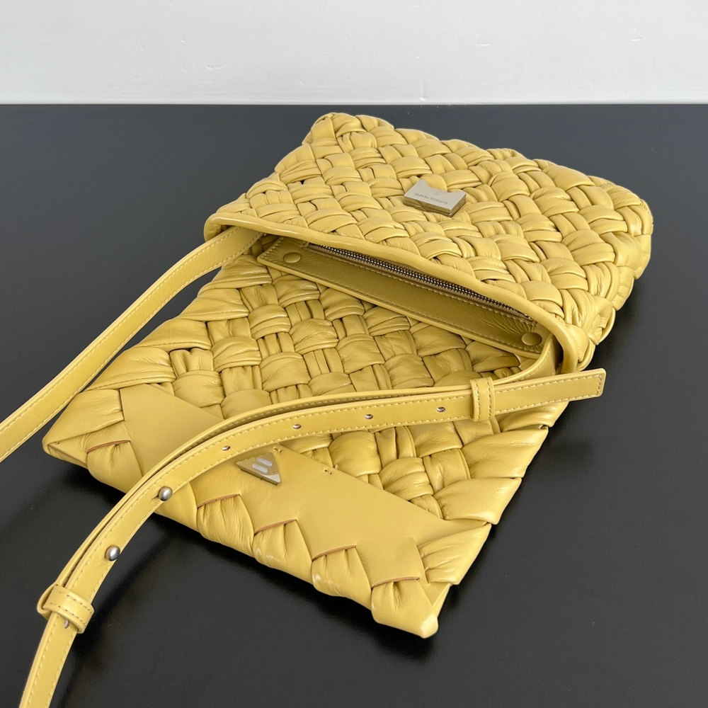 Bottega Veneta Small Rumple Messenger 21 cm