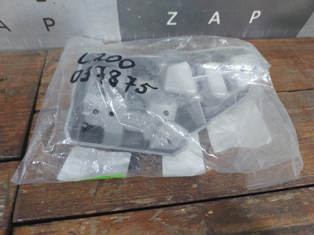 Кронштейн фары левый Toyota Land Cruiser 200 15-21 Новое Оригинал 8115860K10