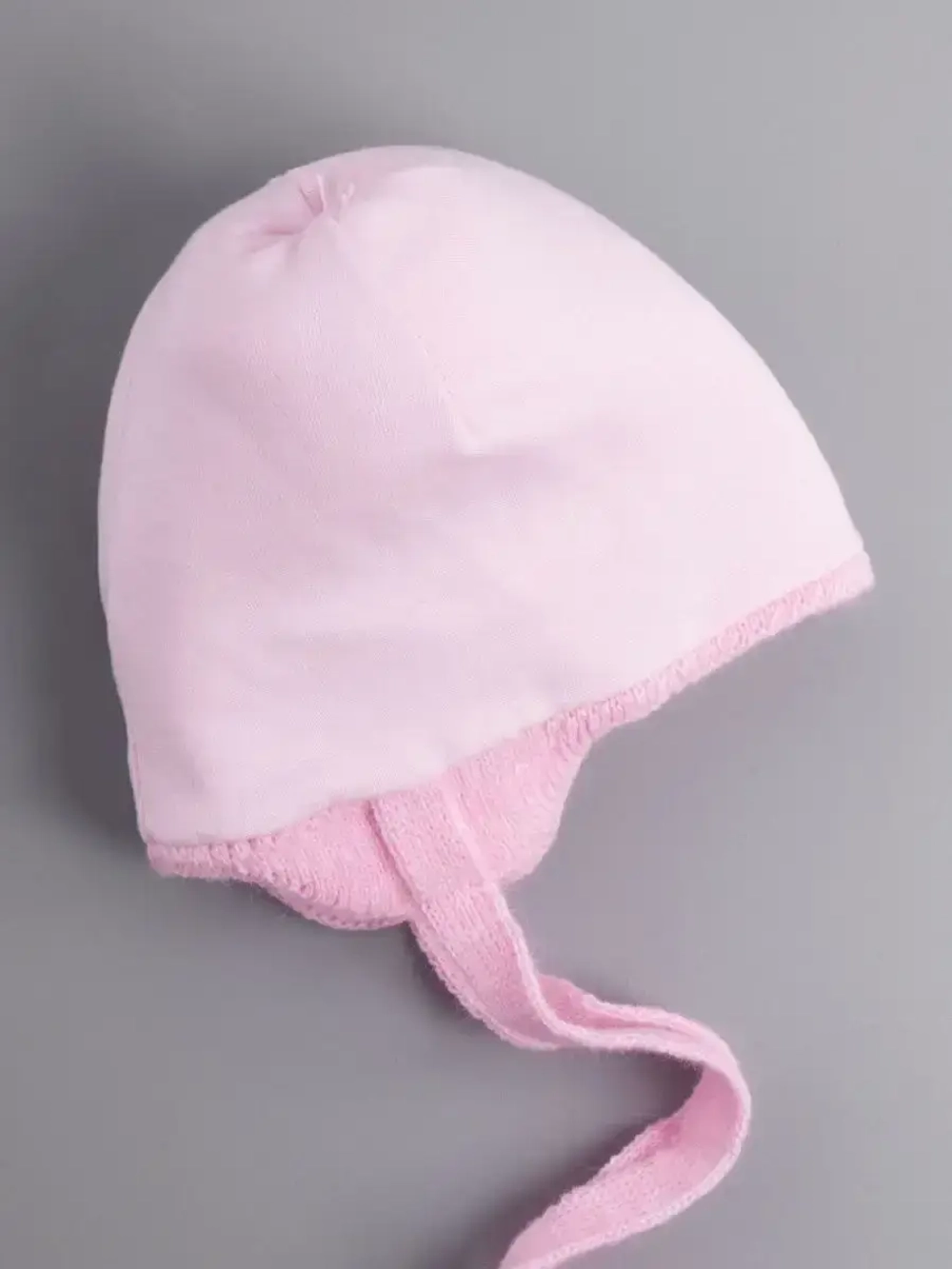 Шапка для девочки осенняя с завязками и помпонами