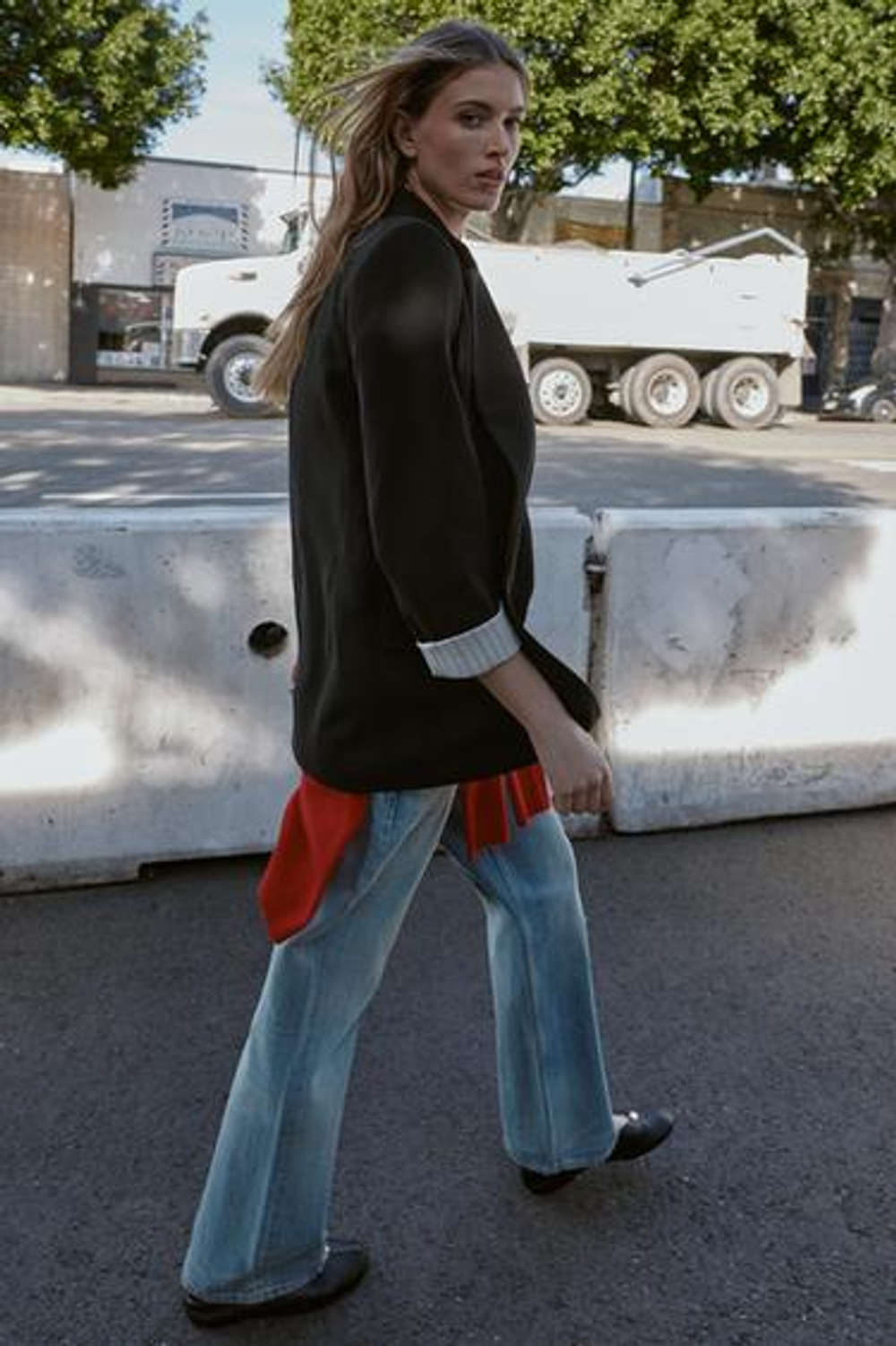 Блейзер с изогнутыми рукавами и узорчатыми манжетами - ZARA