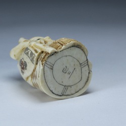 Нэцкэ Дзюродзин с посохом и корзиной рыбы