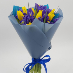 Букет ирисы и жёлтые тюльпаны