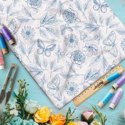 Ткань муслин эскиз синих цветов, листьев и бабочек