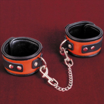 Красно-чёрные кожаные оковы на ноги ToyFa