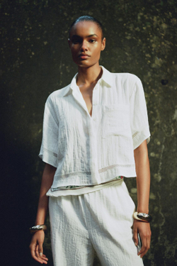 ZARA РУБАШКА С КОРОТКИМИ РУКАВАМИ И ДЕКОРАТИВНОЙ СТРОЧКОЙ, ЖЕЛТОВАТО-БЕЛЫЙ