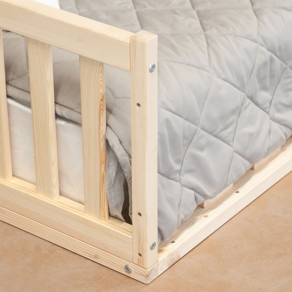 Кровать односпальная 90х200 Буфалина из массива сосны с настилом и бортиком, в натуральном лаке