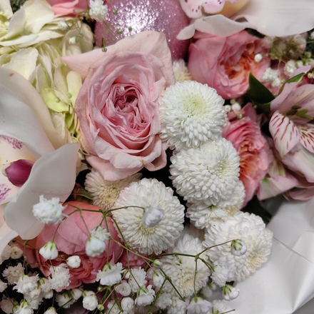 Авторский букет с белыми гортензиями