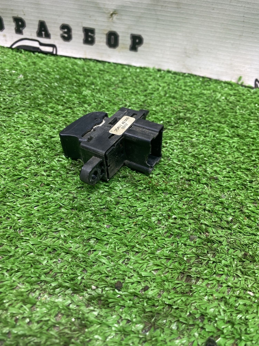 Кнопка стеклоподъемника задняя левая Nissan Cub... с пробегом