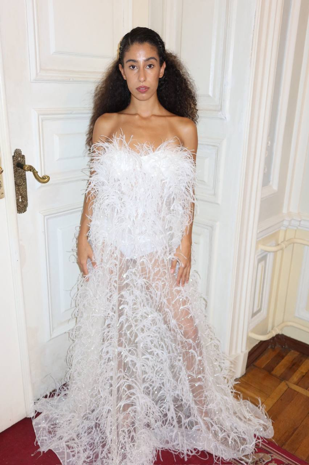 Платье макси вечернее с перьями