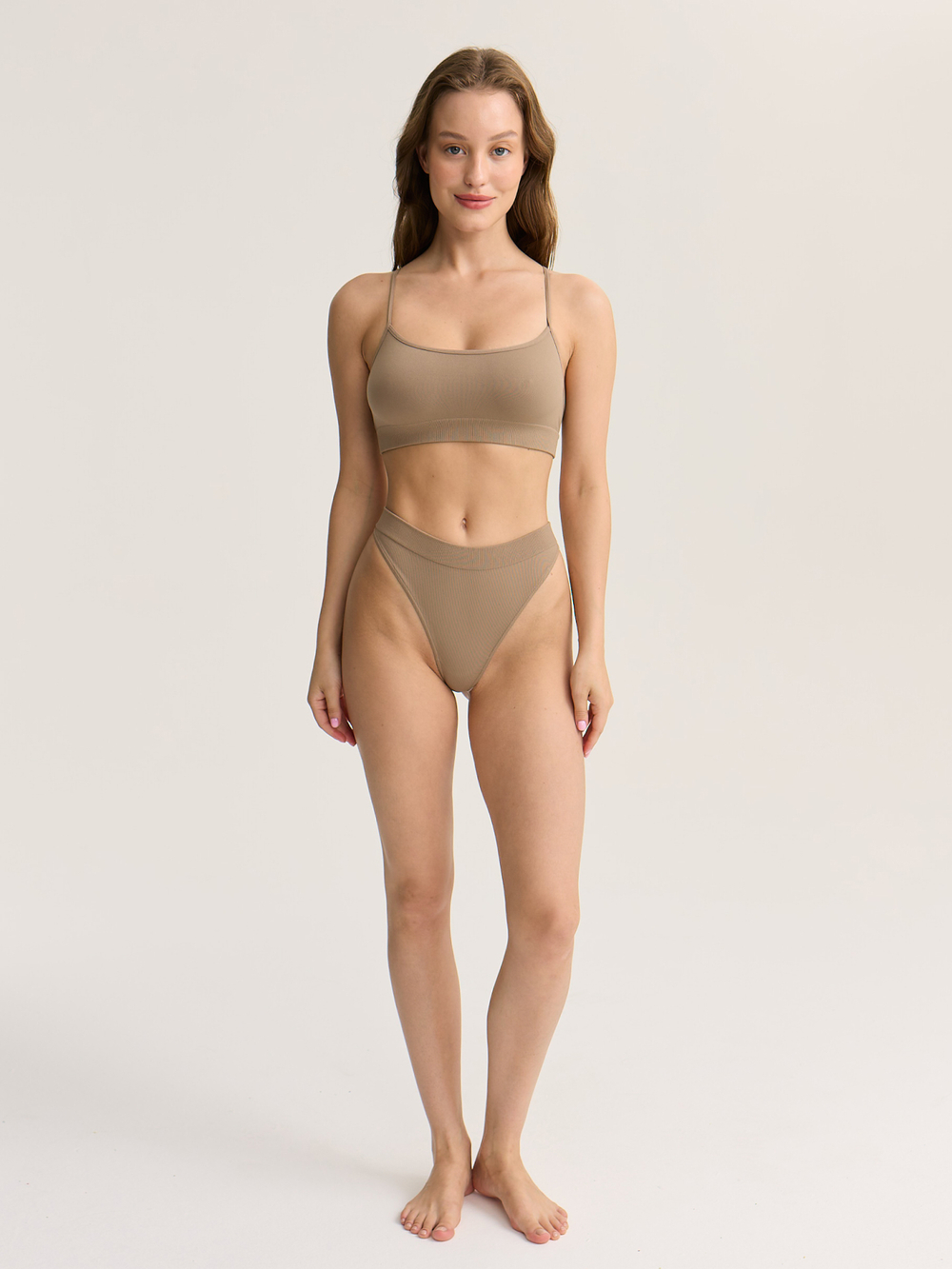 Бесшовные трусы стринги со средней посадкой