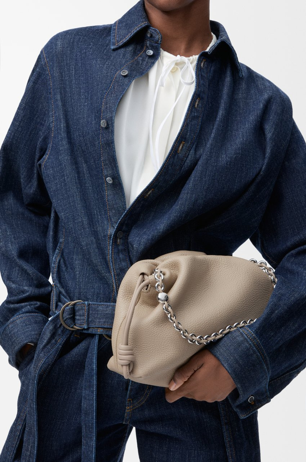 Loewe Сумка Flamenco среднего размера из зернистой телячьей кожи, цвет глины
